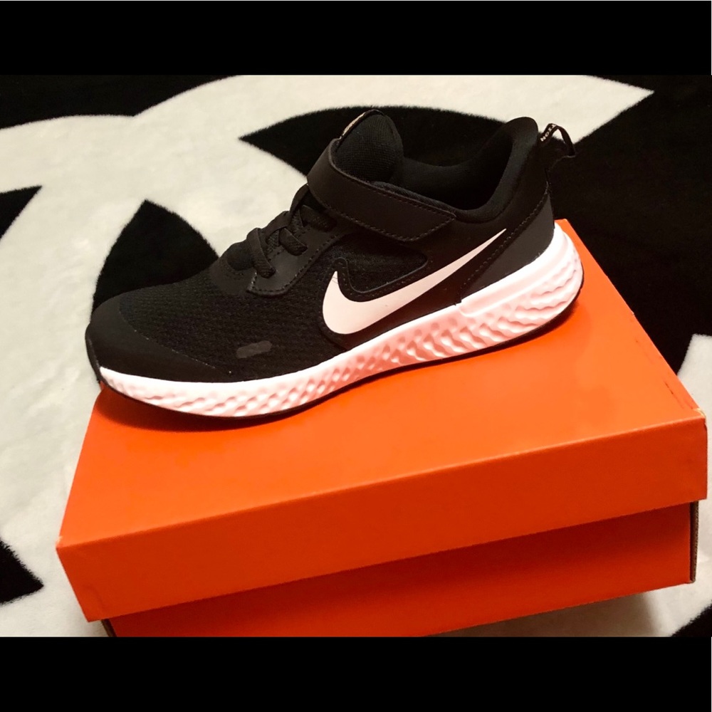 NIKE BOYS SHOES NWT